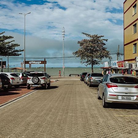 Apto a beira mar no Centro - WIFI 200MB - Netflix - Cozinha equipada - Churrasqueira - Portaria 24h - Ar condicionado Rio das Ostras Exterior foto